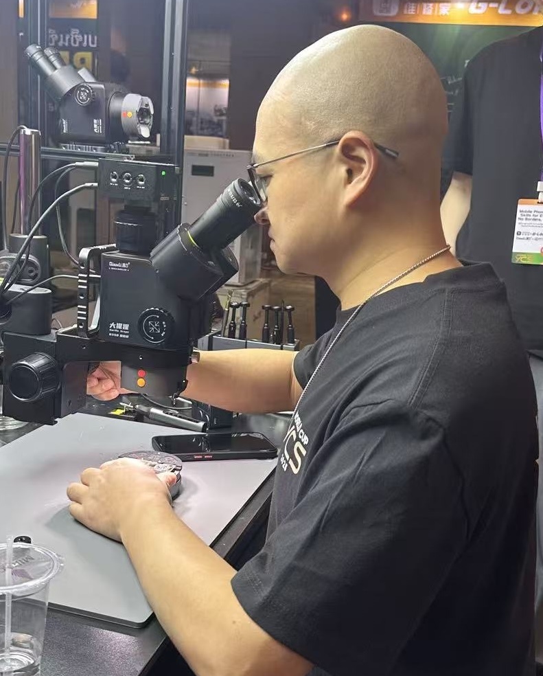 小邓哥在显微镜下进行折叠屏精密维修