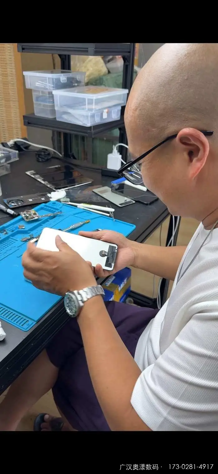 维修师傅小邓哥正在维修折叠屏手机